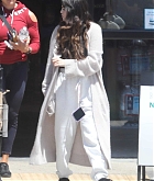 Selena_Gomez_-_joins_her_friends_during_a_grocery_run_in_Malibu2C_California__0529202204.jpg