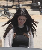 Selena_Gomez_-_joins_her_friends_during_a_grocery_run_in_Malibu2C_California__0529202207.jpg