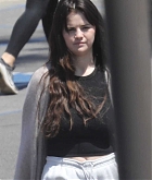 Selena_Gomez_-_joins_her_friends_during_a_grocery_run_in_Malibu2C_California__0529202210.jpg