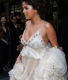 Selena_Gomez_-_leaves_Carlyle_Hotel_on_May_7-02.jpg