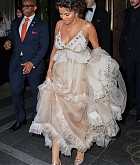 Selena_Gomez_-_leaves_Carlyle_Hotel_on_May_7-03.jpg