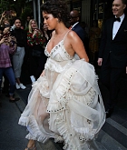 Selena_Gomez_-_leaves_Carlyle_Hotel_on_May_7-04.jpg