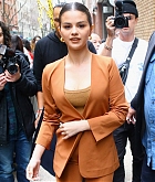 Selena_Gomez_-_leaves_Live_With_Kelly_and_Ryan_in_New_York_City2C_01132020-07.jpg