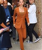 Selena_Gomez_-_leaves_Live_With_Kelly_and_Ryan_in_New_York_City2C_01132020-15.jpg