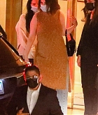 Selena_Gomez_-_leaving_Sunset_Tower_with_friends_in_Los_Angeles2C_California__1101202104.jpg