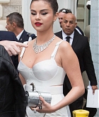 Selena_Gomez_-_on_the_Croisette_during_the_72nd_Cannes_Film_Festival_in_Cannes2C_France_May_142C_2019-02.jpg