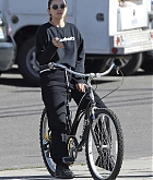 Selena_Gomez_-_out_for_a_morning_bike_with_a_friend_in_Studio_City2C_CA__01242020-02.jpg