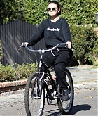 Selena_Gomez_-_out_for_a_morning_bike_with_a_friend_in_Studio_City2C_CA__01242020-04.jpg