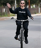 Selena_Gomez_-_out_for_a_morning_bike_with_a_friend_in_Studio_City2C_CA__01242020-07.jpg