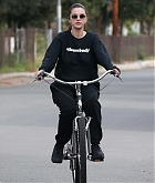 Selena_Gomez_-_out_for_a_morning_bike_with_a_friend_in_Studio_City2C_CA__01242020-08.jpg