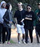 Selena_Gomez_-_seen_hiking_in_LA_01042019-04.jpg