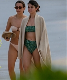 Selena_Gomez_-_seen_on_the_beach_in_Honolulu2C_HI__01012020-14.jpg