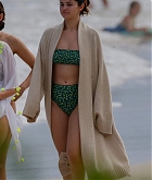 Selena_Gomez_-_seen_on_the_beach_in_Honolulu2C_HI__01012020-16.jpg