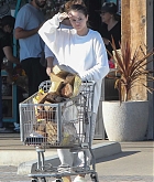 Selena_Gomez_-_seen_out_to_buy_Duraflame_and_firewood_in_Malibu2C_California__0617202201.jpg
