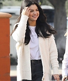 Selena_Gomez_-_steps_out_for_lunch_with_friends_in_Los_Angeles_12232018-05.jpg