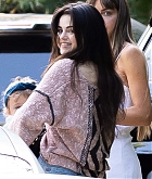 Selena_Gomez_-_steps_out_to_meet_some_friends_in_Los_Angeles2C_California_06252020-09.jpg
