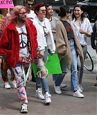 Selena_Gomez___Bella_Thorne_-_Meet_up_at_the_anti-gun_22March_For_Our_Lives22_Rally_in_LA_-_March_2400006.jpg