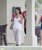 Selena_Gomez_and_Justin_Bieber_-_At_Jeremy_Bieber_s_wedding_in_Jamaica_with_Justin_Bieber_on_February_20-05.jpg
