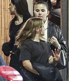 Selena_Gomez_and_Nicola_Peltz_-_out_for_dinner_in_Beverly_Hills_November_152C_202302.jpg