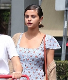 Selena_Gomez_at_Trader_Joes_in_Angeles2C_CA_on_April_1-01.jpg