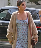 Selena_Gomez_at_Trader_Joes_in_Angeles2C_CA_on_April_1-02.jpg