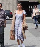 Selena_Gomez_at_Trader_Joes_in_Angeles2C_CA_on_April_1-04.jpg