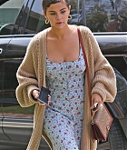 Selena_Gomez_at_Trader_Joes_in_Angeles2C_CA_on_April_1-05.jpg