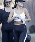 Selena_Gomez_hiking_with_friends_in_Malibu_-_December_192C_2018-02.jpg