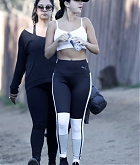 Selena_Gomez_hiking_with_friends_in_Malibu_-_December_192C_2018-05.jpg