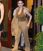 Taylor_Swift_and_Selena_Gomez_-_Out_for_dinner_in_New_York_City_May_312C_2025_04.jpg
